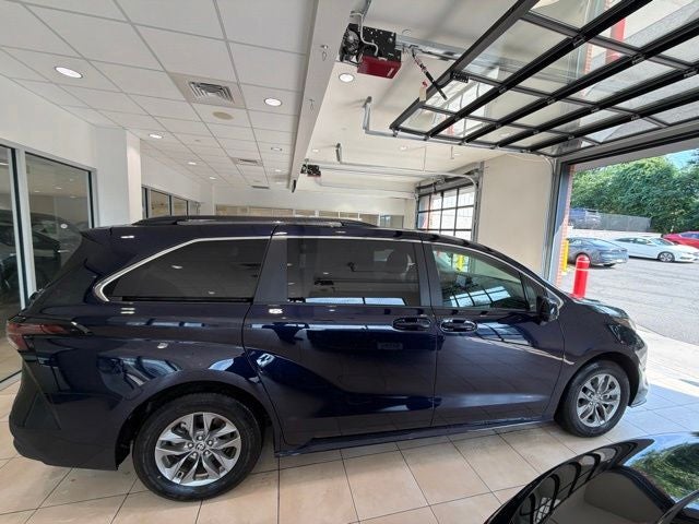 2026 Toyota Sienna LE 8 Passenger