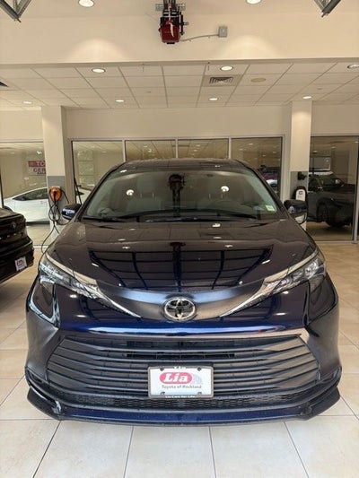 2026 Toyota Sienna LE 8 Passenger