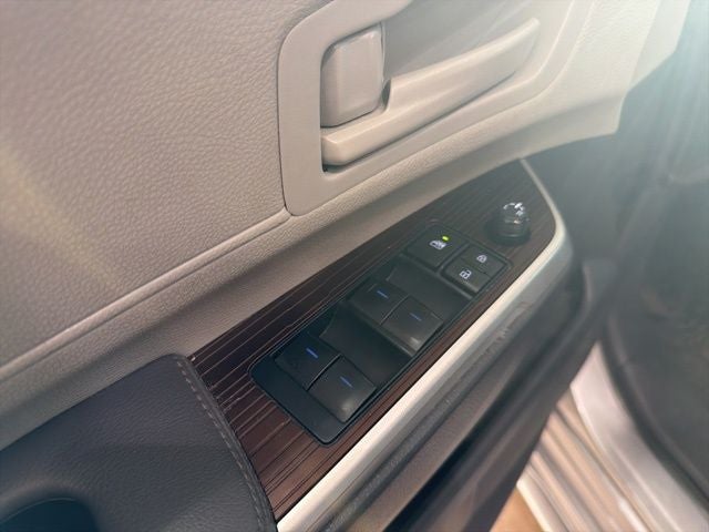 2023 Toyota Sienna LE 8 Passenger