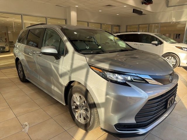 2023 Toyota Sienna LE 8 Passenger
