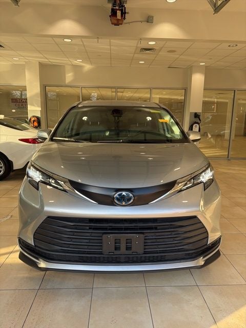 2023 Toyota Sienna LE 8 Passenger