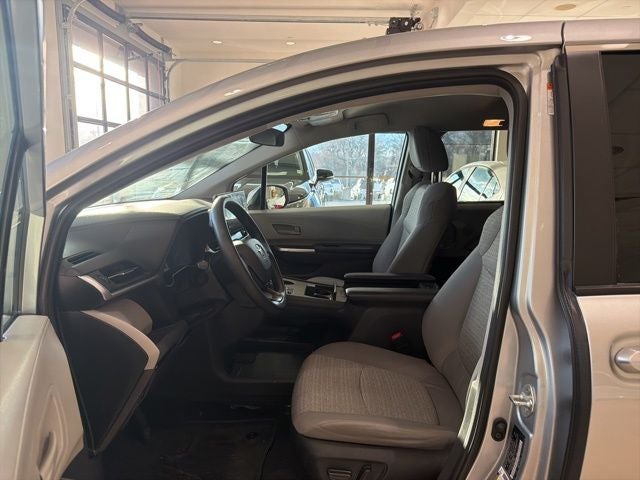 2023 Toyota Sienna LE 8 Passenger