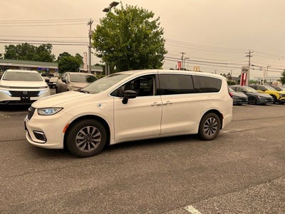 2024 Chrysler Pacifica Hybrid Select