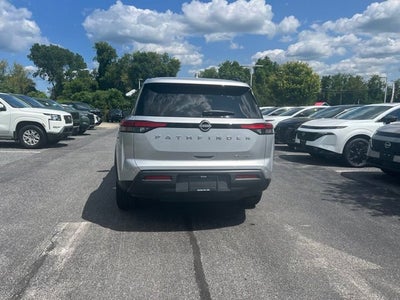 2024 Nissan Pathfinder SV