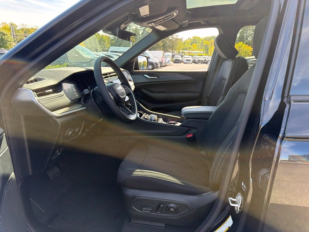 2027 Jeep Grand Cherokee Laredo X