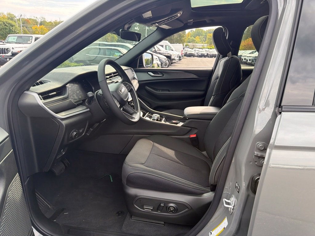 2027 Jeep Grand Cherokee Laredo X