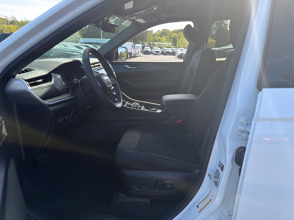 2027 Jeep Grand Cherokee Laredo X