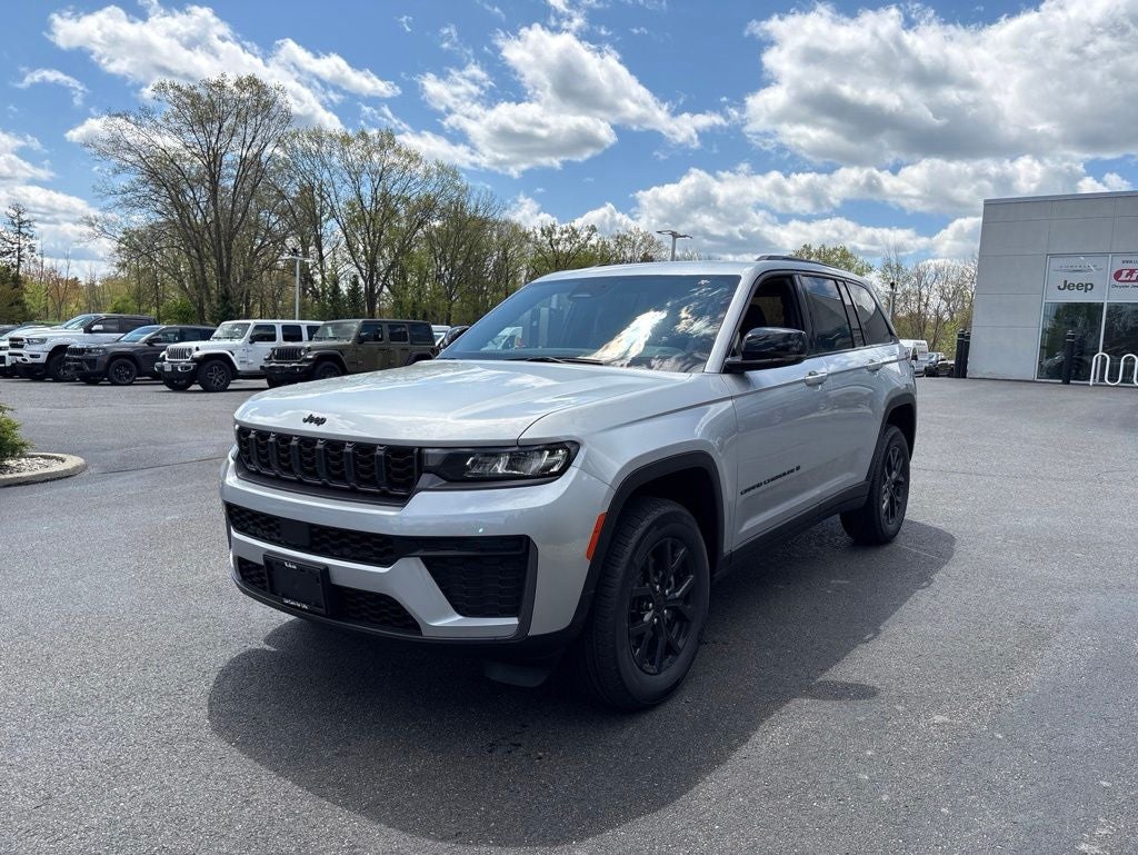 2026 Jeep Grand Cherokee Laredo Altitude