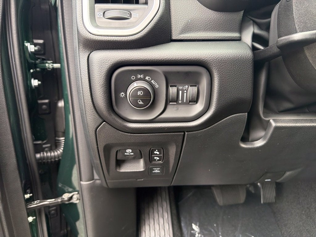 2027 RAM 1500 Big Horn/Lone Star 4D Crew Cab