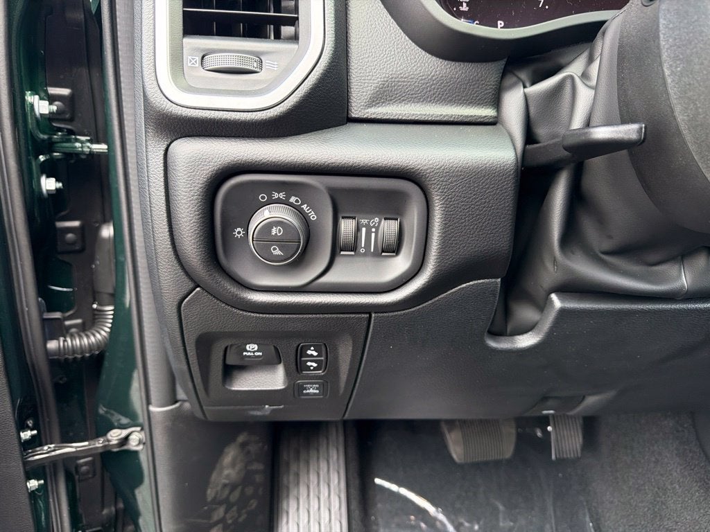 2027 RAM 1500 Big Horn/Lone Star 4D Crew Cab