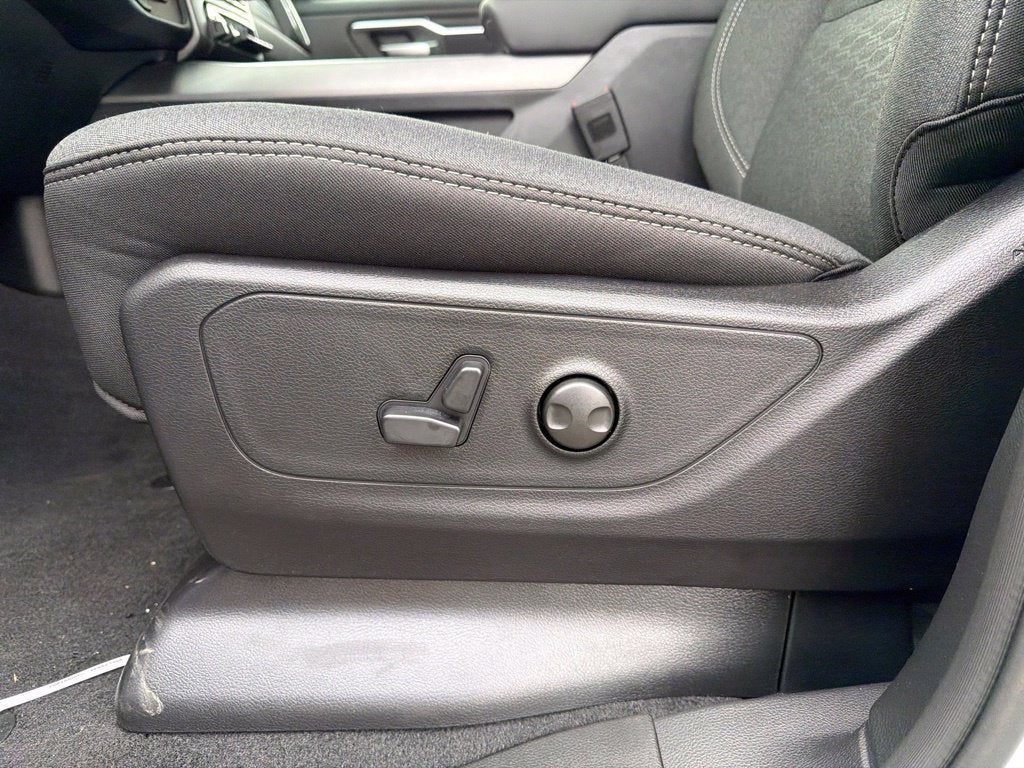 2027 RAM 1500 Big Horn/Lone Star 4D Crew Cab