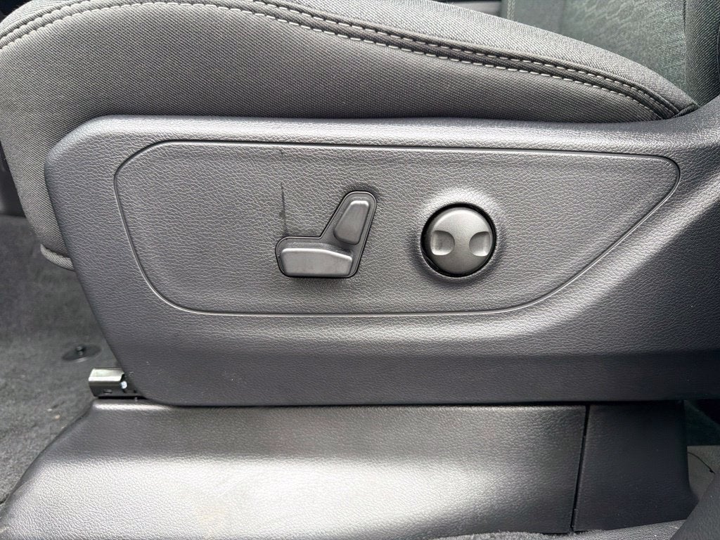 2027 RAM 1500 Big Horn/Lone Star 4D Crew Cab