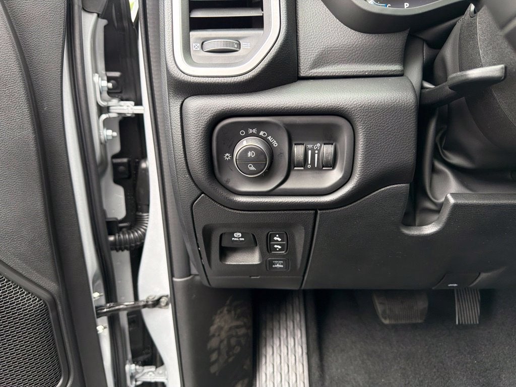 2027 RAM 1500 Big Horn/Lone Star 4D Crew Cab
