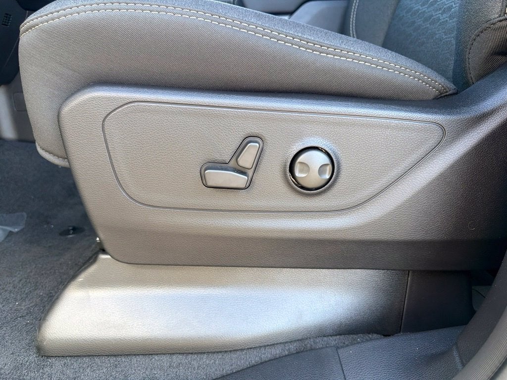 2027 RAM 1500 Big Horn/Lone Star 4D Crew Cab