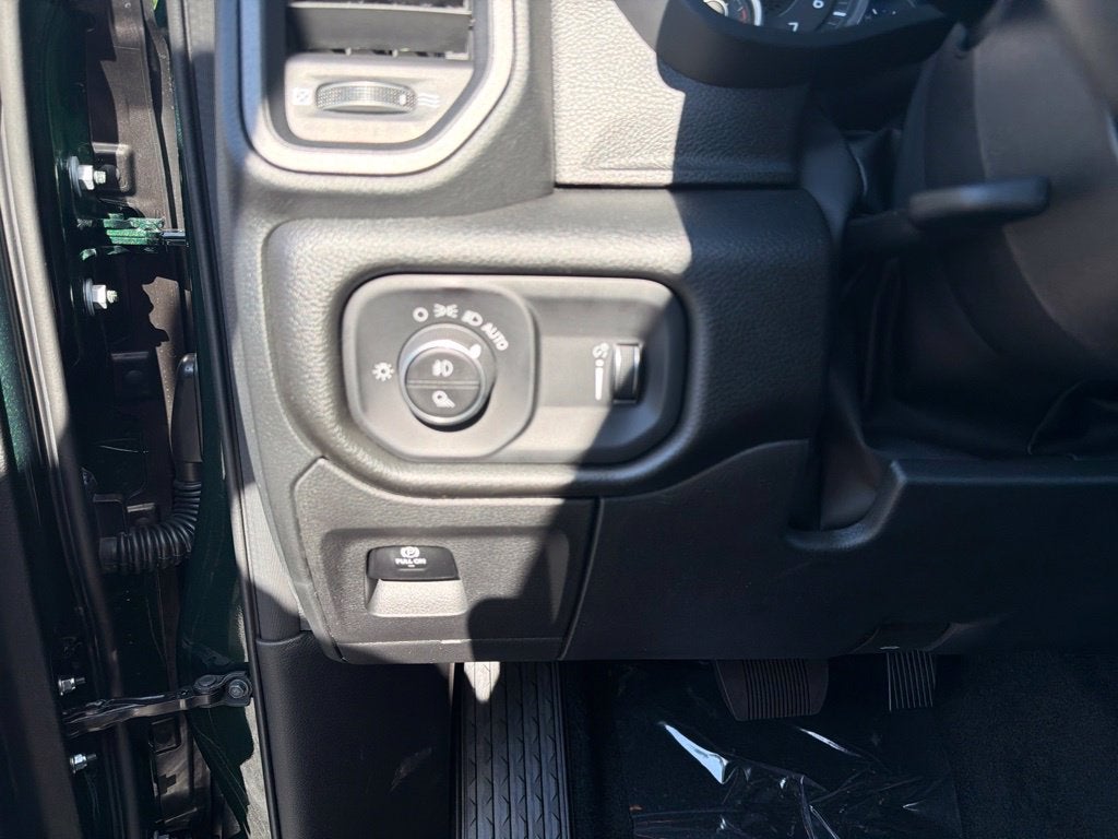 2027 RAM 1500 Express 4D Crew Cab