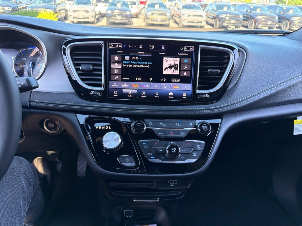 2027 Chrysler Pacifica Select