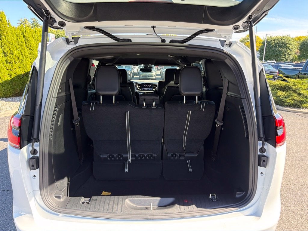 2027 Chrysler Pacifica Select