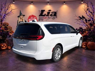 2027 Chrysler Pacifica Select