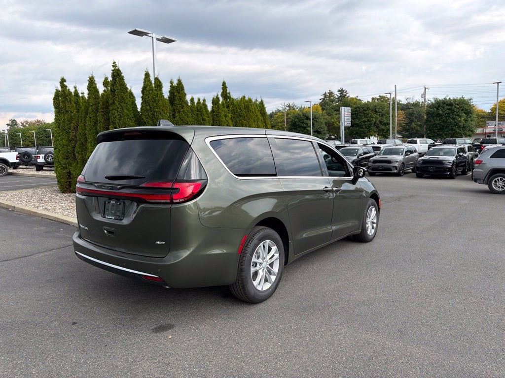 2027 Chrysler Pacifica Select