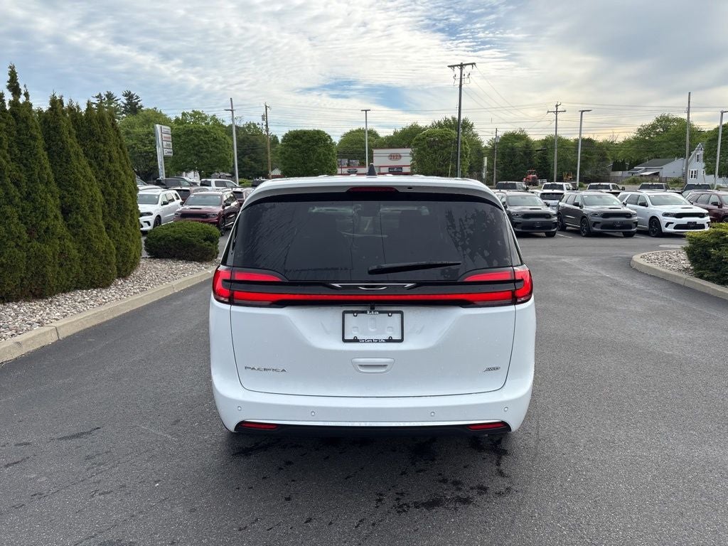 2027 Chrysler Pacifica Select