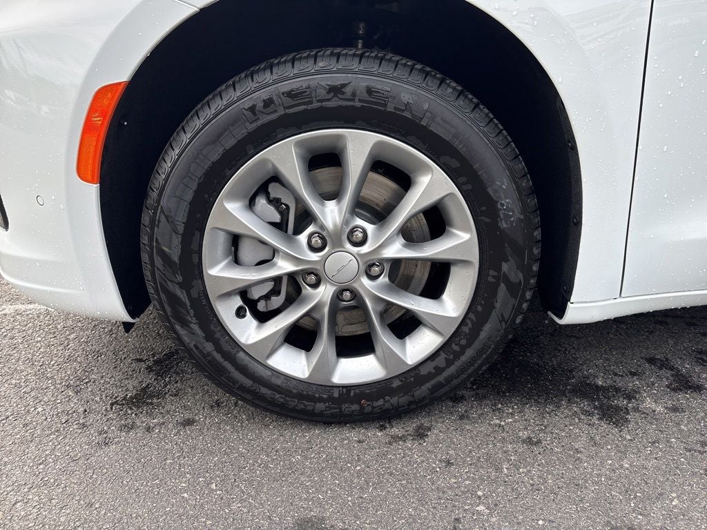 2027 Chrysler Pacifica Select