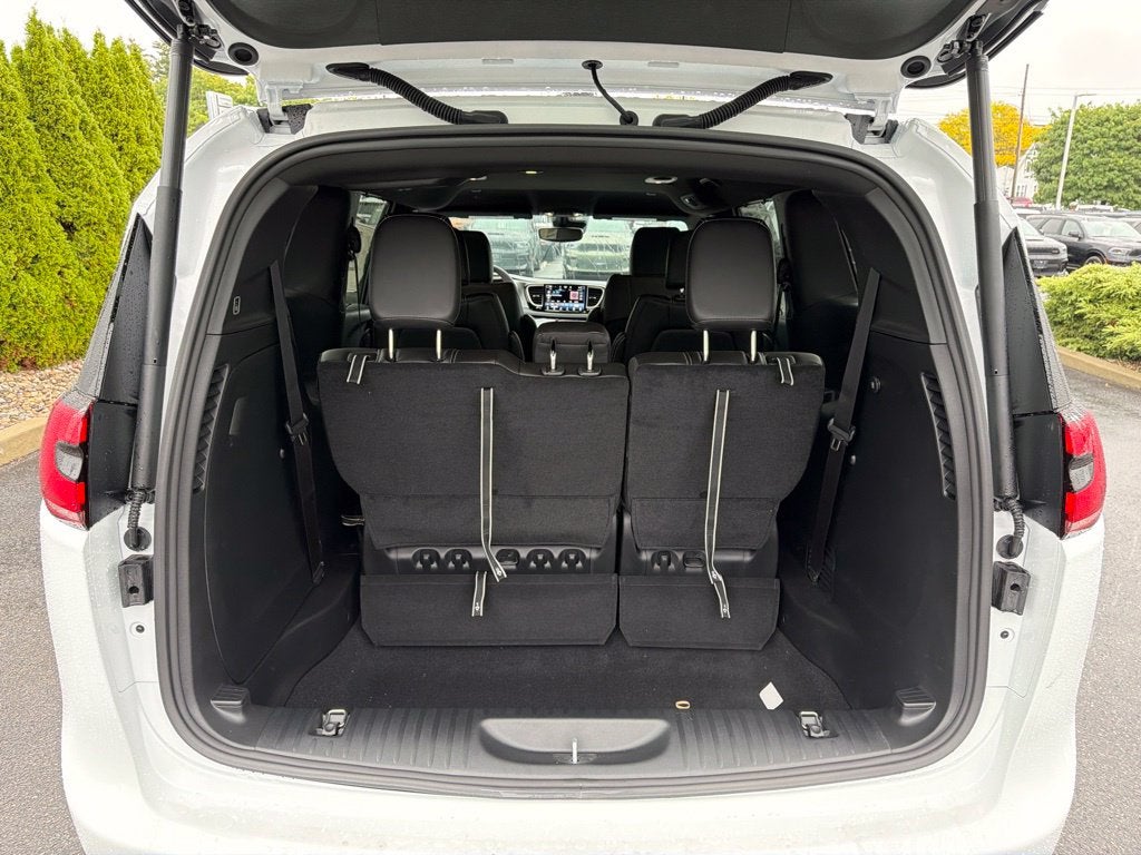 2027 Chrysler Pacifica Select