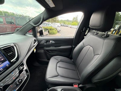 2027 Chrysler Pacifica Select