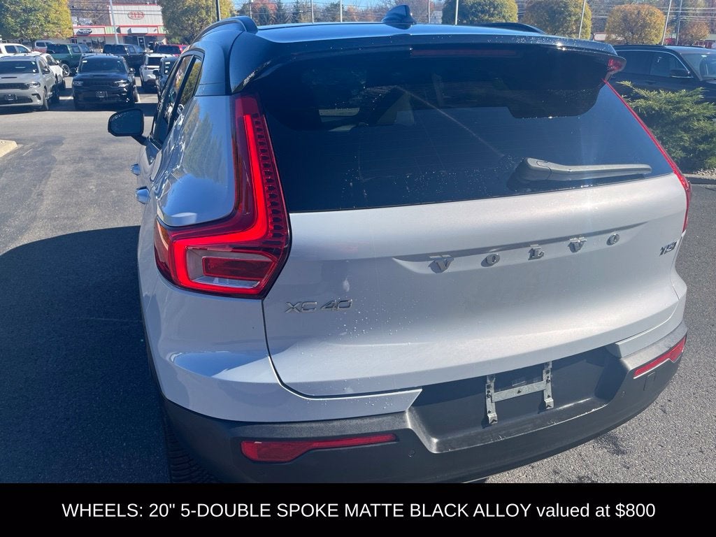 2022 Volvo XC40 R-Design
