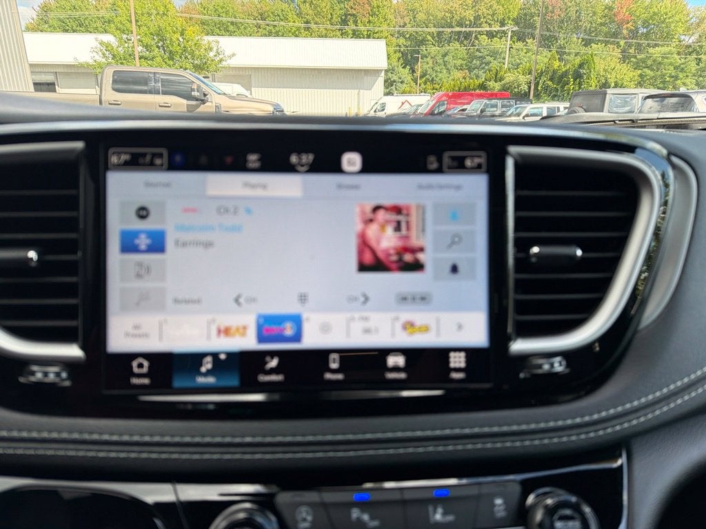 2027 Chrysler Pacifica Select
