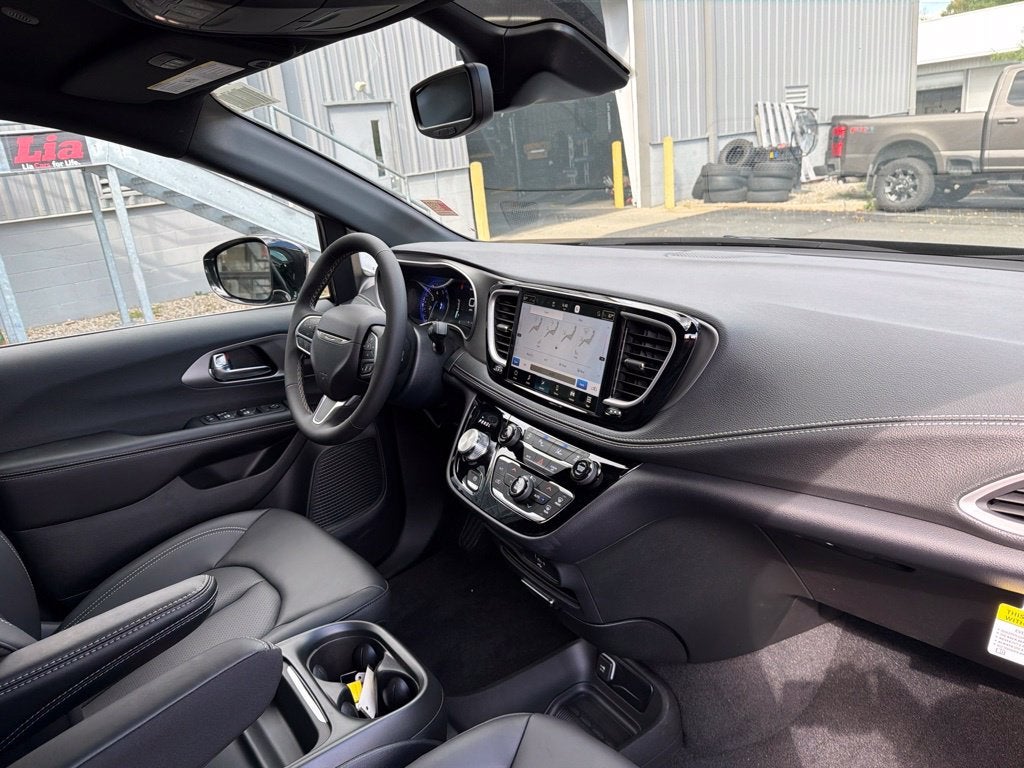 2027 Chrysler Pacifica Select