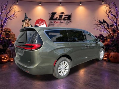 2027 Chrysler Pacifica Select