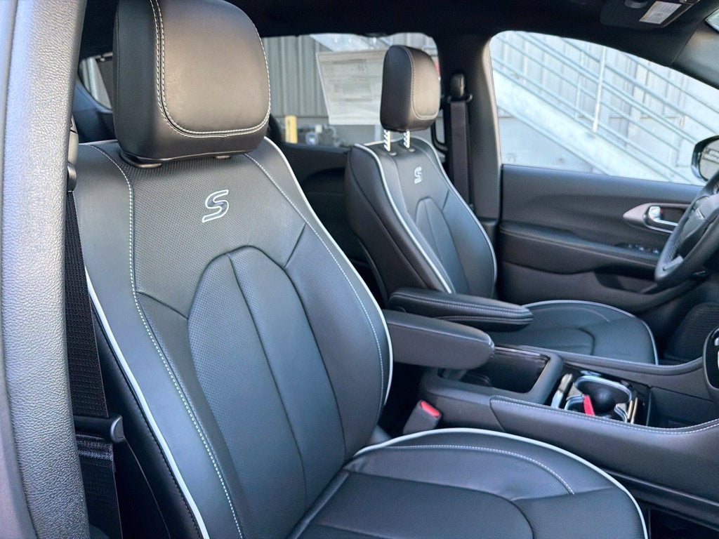 2027 Chrysler Pacifica Limited