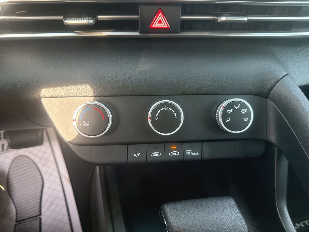 2025 Hyundai Elantra SE