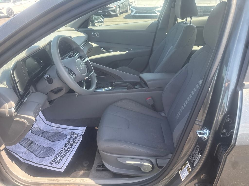 2025 Hyundai Elantra SE
