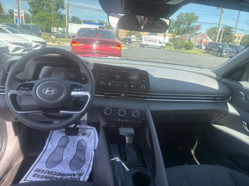2025 Hyundai Elantra SE