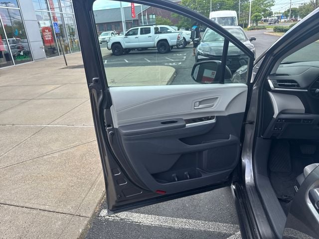 2023 Toyota Sienna LE 8 Passenger