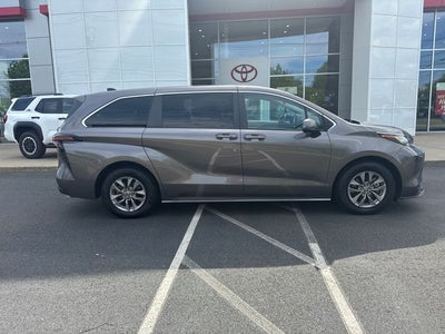 2023 Toyota Sienna LE 8 Passenger