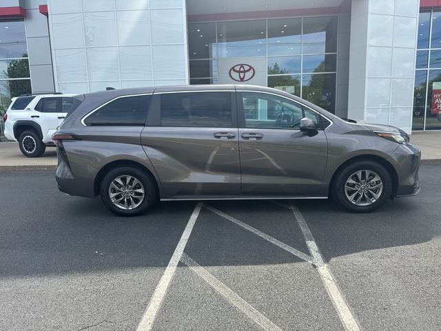 2023 Toyota Sienna LE 8 Passenger
